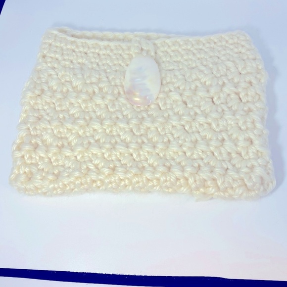 Crochet Evening Bag w/Opalescent Shell closure - Picture 1 of 4